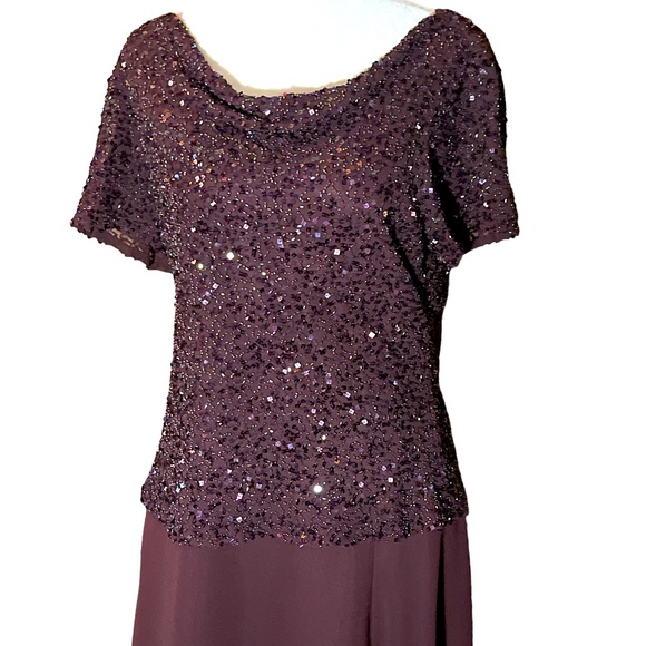 J Kara Women's Petite 3/4 Sleeves Long Beaded Gown With